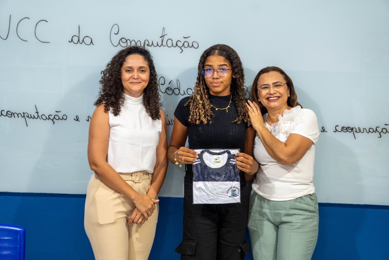 Entrega de fardamento e kits escolares para alunos da rede municipal