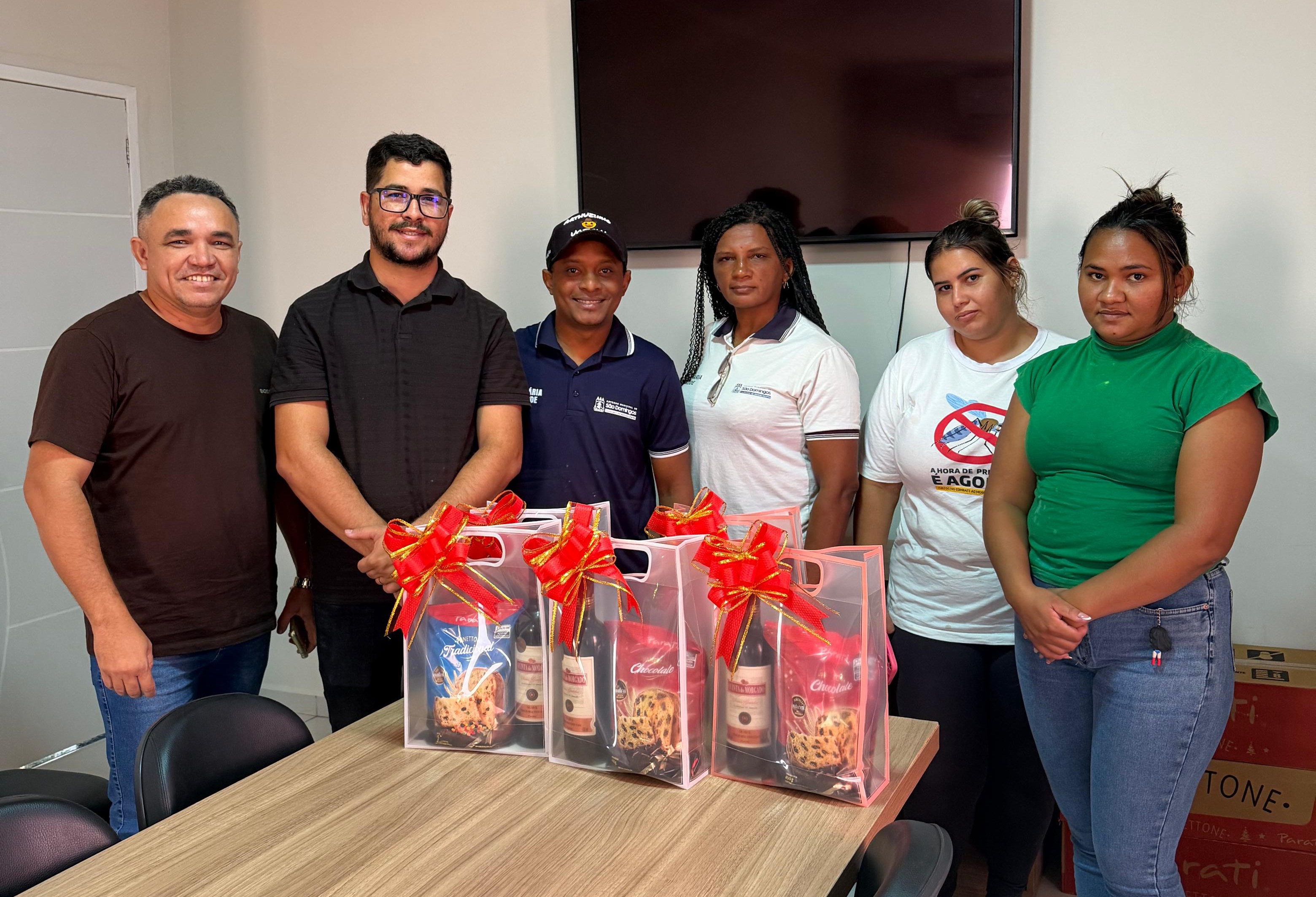 Secretaria de Saúde de São Domingos realiza entrega de cestas natalinas aos servidores